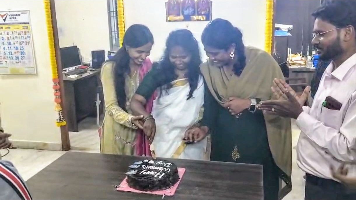 VSquare&nbsp;Infra cake cutting